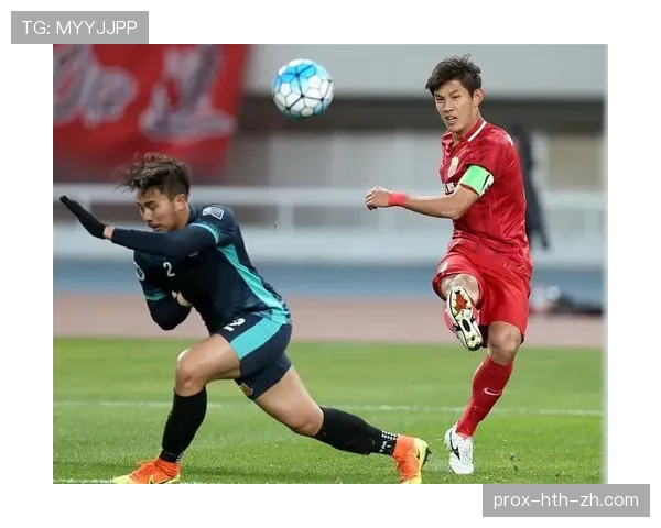 王燊超拎着塑料袋出门像个邻居大哥，帽衫拉低但手上那块表亮瞎眼