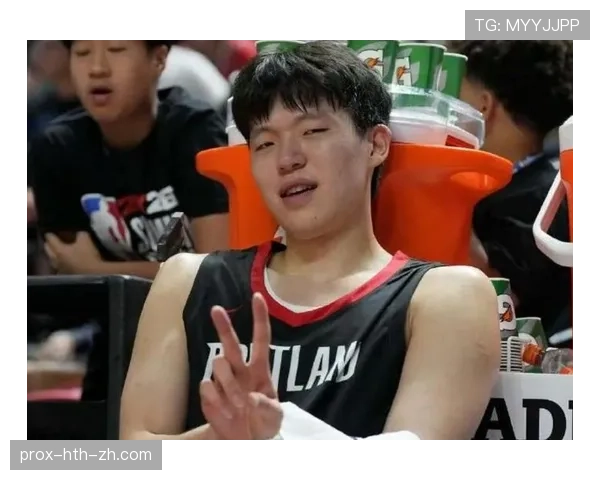 杨瀚森训练完啃鸡腿的样子，真不像个能拿顶薪的主